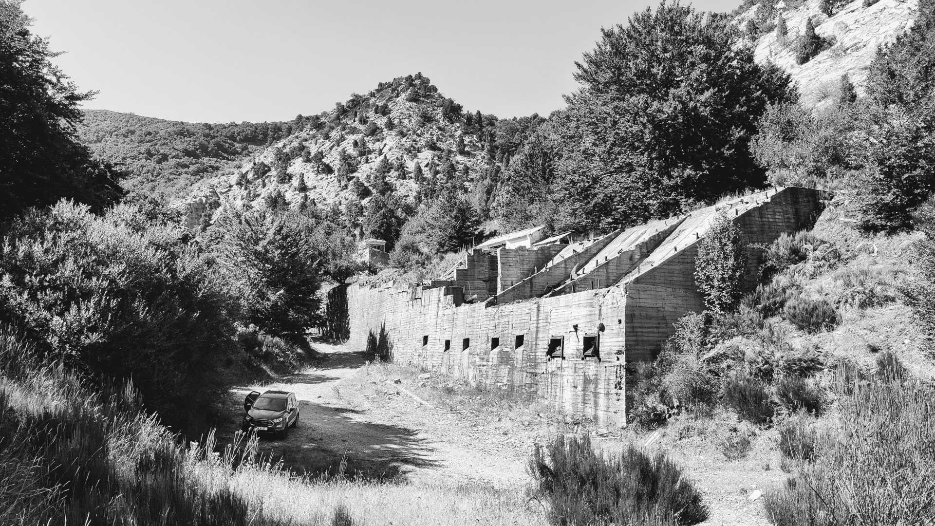 Antracitas de Besande — instalaciones abandonadas bocamina carbón